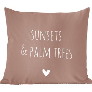 Sierkussens - Kussentjes Woonkamer - 60x60 cm - Engelse quote ""Sunset & palm trees"" met een hartje tegen een bruine achtergrond