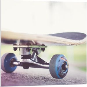Forex - Skateboard met Blauwe Wieltjes - 80x80cm Foto op Forex