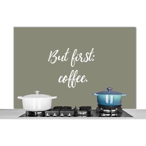 Spatscherm Keuken - Kookplaat Achterwand - Spatwand Fornuis - 120x80 cm - Koffie - Quotes - Spreuken - But first: coffee - Aluminium - Wanddecoratie - Muurbeschermer - Hittebestendig