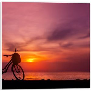 PVC Schuimplaat- Silhouet van Geparkeerde Fiets langs de Zee tijdens Zonsondergang - 50x50 cm Foto op PVC Schuimplaat