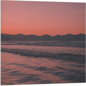 WallClassics - Vlag - Golvende Zee met Oranje Paarse Lucht - 80x80 cm Foto op Polyester Vlag