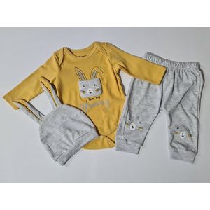 Baby 3 delige set -maat 60/68 - geel - rompertje - broekje muts - kleuren varianten geel - groen - roze maat 62 68 74
