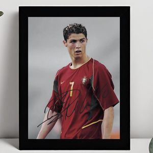 Cristiano Ronaldo CR7 Ingelijste Handtekening – 15 x 10cm In Klassiek Zwart Frame – Gedrukte handtekening – Real Madrid - Juventus - Football Legend - Voetbal - Manchester United FC - Al Nassr - Portugal