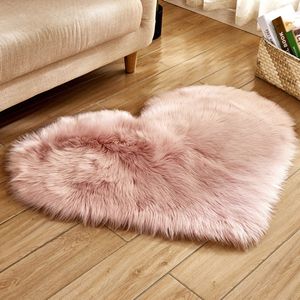 Qelus Roze Modern Hartvormig Vloerkleed met Lange Pluizen - Wasbaar - Hoogpolig Vloerkleed - Zacht fluffy Decoratie - Voor Stoel, Bank of Bed - 40x50 cm