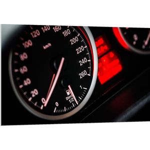 PVC Schuimplaat - Snelheidsmeter van Auto - 120x80 cm Foto op PVC Schuimplaat (Met Ophangsysteem)
