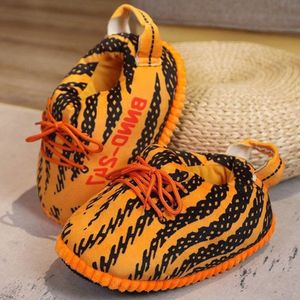 WVspecials Sneaker Sloffen Oranje met zwarte details - Sloffen - Pantoffels - Yeezy sloffen - Comfortabel - Maat 35/42 One Size - Unisex - Winter - Black Friday - Sinterklaas