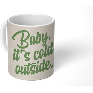 Mok - Koffiemok - Quotes - Kerst - Baby it's cold outside - Groen - Feestdagen - Winter - Mokken - 350 ML - Beker - Koffiemokken - Theemok - Kerstmok - Kerstkadootjes - Kerstkado vrouw en man - Kerstcadeautjes klein - Kerstbeker