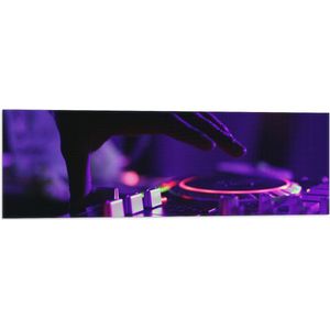 Vlag - Hand van DJ op DJ set met Neon Lichten - 90x30 cm Foto op Polyester Vlag