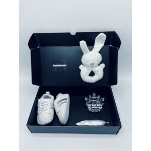 Kraamcadeau universeel konijn rammelaar babysneakers - kraamkado kraampakket met rammelaar - rechtstreeks versturen met kaart mogelijk