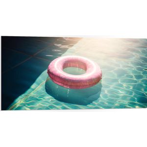 PVC Schuimplaat- Roze Zwemband Dobberend in Zwembad op Zomerse Dag - 100x50 cm Foto op PVC Schuimplaat