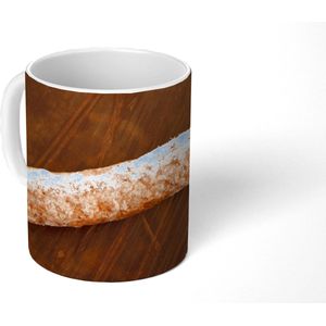 Mok - Koffiemok - Een bevroren frikandel op een houten tafel - Mokken - 350 ML - Beker - Koffiemokken - Theemok