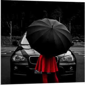 WallClassics - PVC Schuimplaat - Vrouw in Rood bij Zwarte Auto met Paraplu - 80x80 cm Foto op PVC Schuimplaat (Met Ophangsysteem)