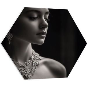 PVC Schuimplaat Hexagon - Vrouw - Sierraden - Oorbellen - Ketting - Zwart - Wit - 70x60.9 cm Foto op Hexagon (Met Ophangsysteem)