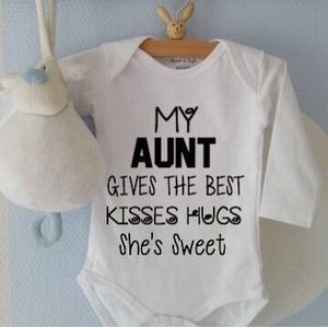 Baby Rompertje met tekst My Aunt gives the best kisses hugs she's sweet  | Lange mouw | wit | maat  74/80