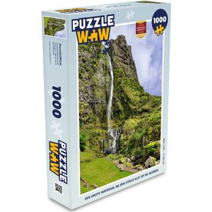 Puzzel Een grote waterval bij een steile klif op de Azoren - Legpuzzel - Puzzel 1000 stukjes volwassenen