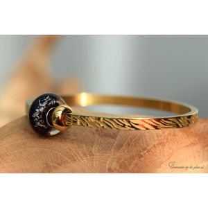 Urn-Dames rvs goud bangle armband met crematie-as glasbedel Black and Gold en rvs gouden stoppers- crematie-as wordt vast in glas verwerkt- Armband past fijn t/m een polsmaat van  17 cm rondom gemeten-herinneringssieraad-assieraad-sieraad-armband