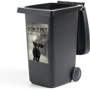 Container sticker Honden Quotes - Honden quote 'Don't pet I might bite' en een achtergrond met en rennende teckel Klikosticker - 40x60 cm - kliko sticker - weerbestendige containersticker