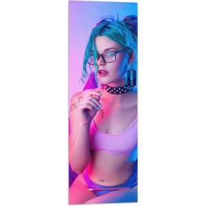 Vlag - Vrouw in Bikini bij Paars met Blauw Licht - 30x90 cm Foto op Polyester Vlag