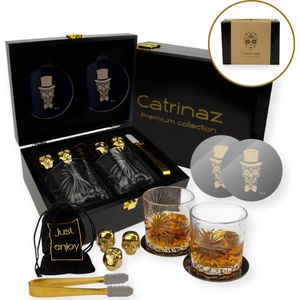 Catrinaz® Luxe Whiskey set - Skull design - Incl. 2 whiskey glazen 300 ml - 4 goudkleurige RVS whiskey stenen - 2 onderleggers - Fluwelen opbergzak - ijstang - Luxe houten geschenkdoos - Uniek cadeau - Vaderdag tip