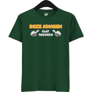 Deze Jongen Gaat Trouwen | Vrijgezellenfeest Cadeau Man - Groom To Be Bachelor Party - Grappig Bruiloft En Bruidegom Shirt - T-Shirt - Unisex - Bottle Green - Maat M