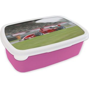 Broodtrommel Roze - Lunchbox - Brooddoos - Rode auto op een racebaan - 18x12x6 cm - Kinderen - Meisje