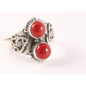 Fijne bewerkte zilveren ring met rode koraal steen - maat 16