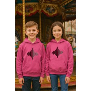 Kinder Hoodie “Soundwave” – Roze Hoodie met Zwarte Print – Muziekdesign – Unisex Trui 3-4 Jaar – Stoer & Comfortabel Cadeau