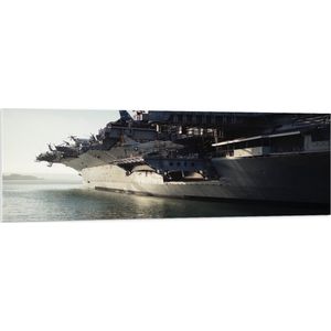 WallClassics - PVC Schuimplaat- Grote Boot vol Vliegtuigen op het Water - 150x50 cm Foto op PVC Schuimplaat