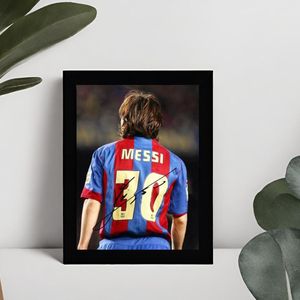 Lionel Messi Kunst - Gedrukte handtekening - 10 x 15 cm - In Klassiek Zwart Frame - FC Barcelona - Voetbal - Inter Miami - Rookie Jaar - Paris Saint Germain - Ingelijste Foto