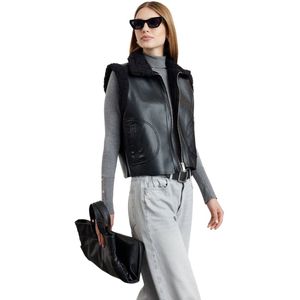 Trendyol Zwart Normaal Imitatieleer Pluche Detail Vest Twoaw25Ye00038