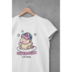 Shirt - Super cute and sassy - Wurban Wear | Grappig shirt | Leuk cadeau | Unisex tshirt | Unicorn | Eenhoorn | Sprookjeswonderland | Regenboog | Dieren | Zoekwoord | Wit