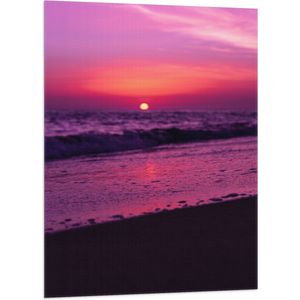 WallClassics - Vlag - Zee en Strand met Paarse Lucht - 70x105 cm Foto op Polyester Vlag