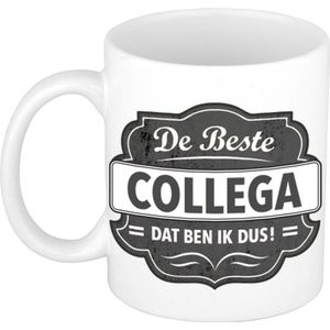 De beste collega dat ben ik dus cadeau koffiemok / theebeker wit met grijs embleem - 300 ml - keramiek - afscheidsmok / cadeaumok collega