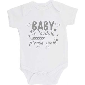 100% katoenen Romper bedrukt met grappige tekst Kado Cadeau Kraamkado Kraamcadeau ""Baby is loading"" 2.0 Unisex Katoen Wit/grijs Maat 56/62