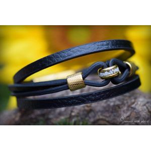 Urn-Crematie-as heren armband-glad PU leer-Zwart-Heren armband met crematie-as verwerking in rvs gouden bedel-2 rvs design bedels-rvs schuif/magneet sluiting-Herinneringsarmband-Assieraad-Herdenkingsssieraad- Assieraad wordt handgemaakt door Jet