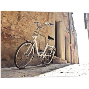 WallClassics - PVC Schuimplaat- Witte Fiets geparkeerd in Steegje - 100x75 cm Foto op PVC Schuimplaat