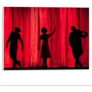 Forex - Drie Mensen Voor een Rood Gordijn in een Theater - 40x30cm Foto op Forex
