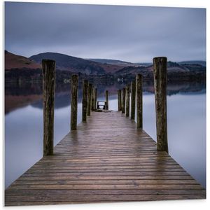 Forex - Houten Vlonder aan het meer bij Bergen - 100x100cm Foto op Forex