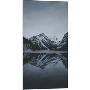 PVC Schuimplaat- Water bij Gebergte vol Sneeuw - 50x100 cm Foto op PVC Schuimplaat