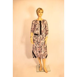 Roze grijs jurk met motief geaccentueerd door zwarte decoratieve details M/38