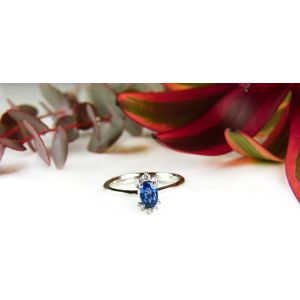 ring in wit goud gezet met blauwe saffier en diamant