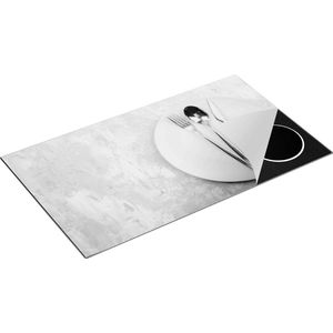 Chefcare Inductie Beschermer Bestek met een Bord op Witte Marmer - Zwart Wit - 90x52 cm - Afdekplaat Inductie - Kookplaat Beschermer - Inductie Mat