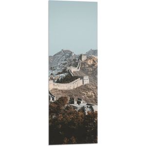 WallClassics - Vlag - Uitzicht op Berg met Chinese Muur bij Blauwe Lucht - 30x90 cm Foto op Polyester Vlag