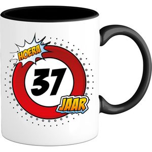 37 Jaar Verkeersbord Mok met tekst | Grappig Verjaardag Beker Cadeau | Bedrukte Koffie en Thee Mokken | Zwart | 330 ML