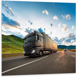 Forex - Zwarte Vrachtwagen Tussen de Bergen - 100x100cm Foto op Forex