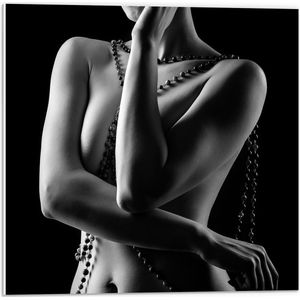 PVC Schuimplaat - Poserende Naakte Vrouw met Kralen Kettingen (Zwart- wit) - 50x50 cm Foto op PVC Schuimplaat (Met Ophangsysteem)