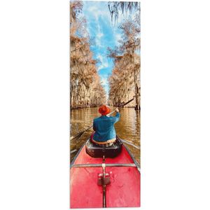 WallClassics - Vlag - Persoon in Kano tussen Prachtige Bomen onder Blauwe Lucht met Kleine Wolkjes - 20x60 cm Foto op Polyester Vlag