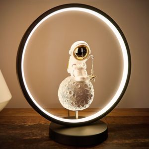 BRUBAKER Astronaut op de maan met hengel - 32 cm tafellamp met LED-ring - ruimte bedlampje met indirecte verlichting en USB-C stekker - handbeschilderde moderne ruimtevaart decoratieve lamp - Maanlamp