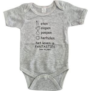 Baby romper met tekst ""Eten, slapen, poepen, herhalen Het leven is fantasties (voor mij dan!)"" zwart met witte bedrukking maat 56