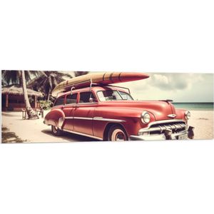 PVC Schuimplaat - Houten Surfplank op Dak van Rode Auto aan het Strand - 150x50 cm Foto op PVC Schuimplaat (Met Ophangsysteem)